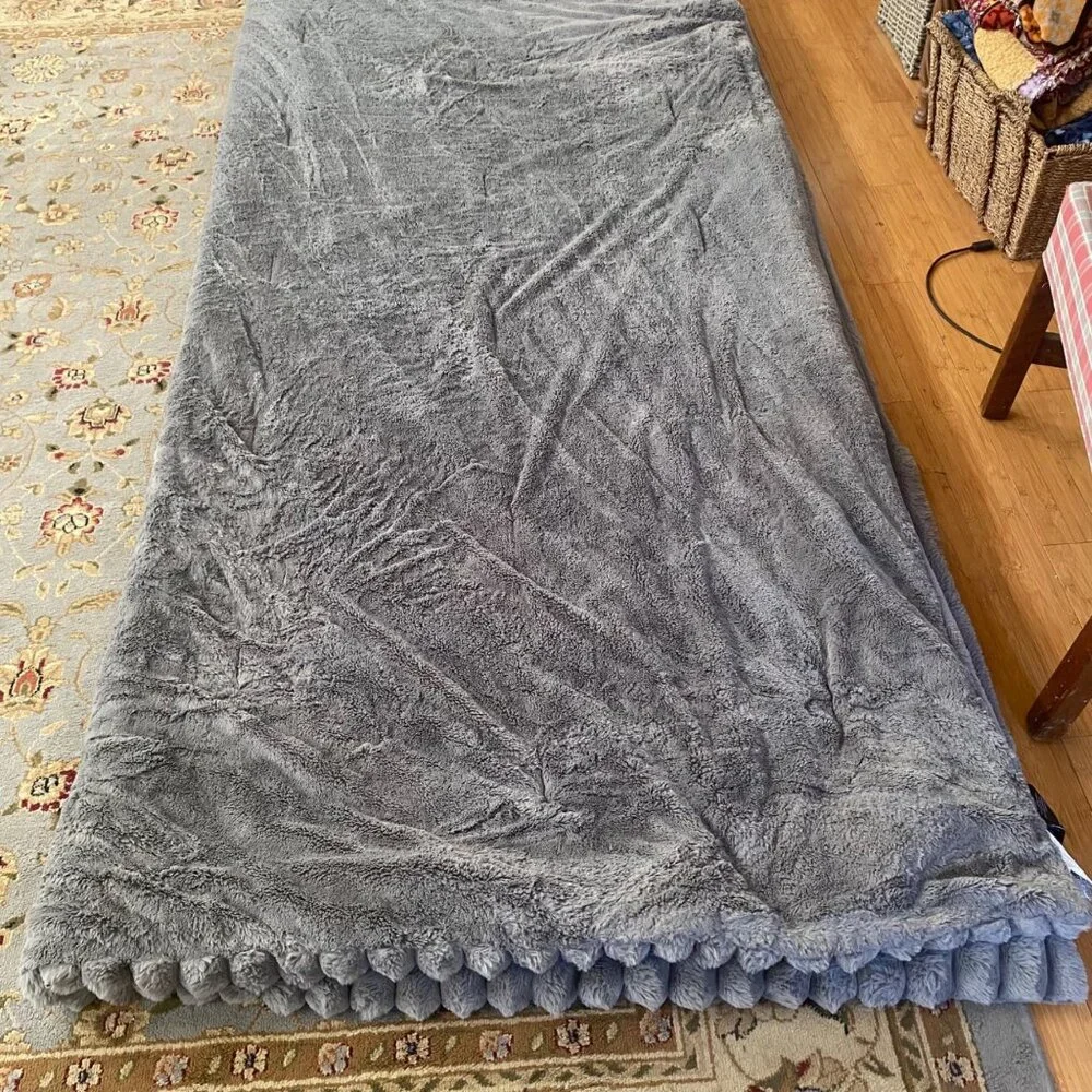 Frye Luxe Faux‎ Fur Plush King Size Blanket Gray Ribbed Textured Heavy Defects